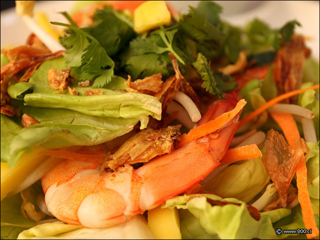 Primer plato de camarn y chalotas fritas en Ensalada Mando Camarn