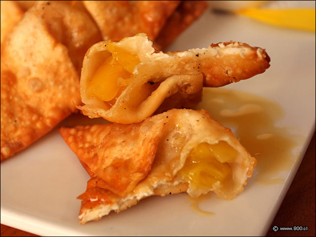Detalle de Wantn de Mango, masa frita rellena de confitura de mango