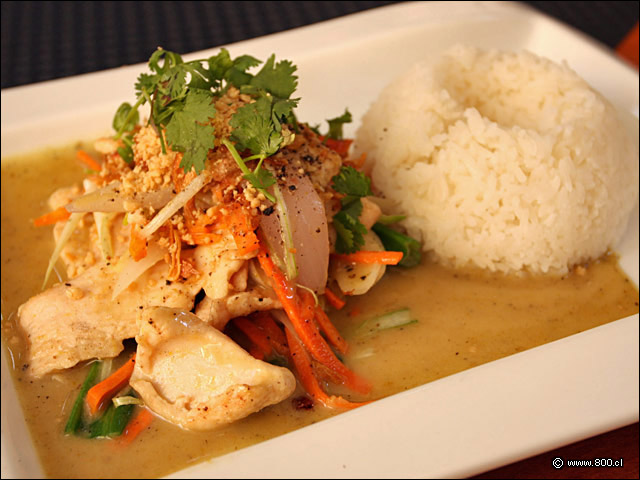 Curry de Pollo, cortes de pechuga aliada con especias picantes y acompaado de arroz blanco