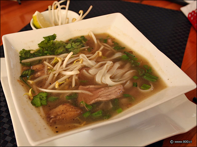 Sopa Nacional, caldo con verduras, cerdo y fideos de arroz
