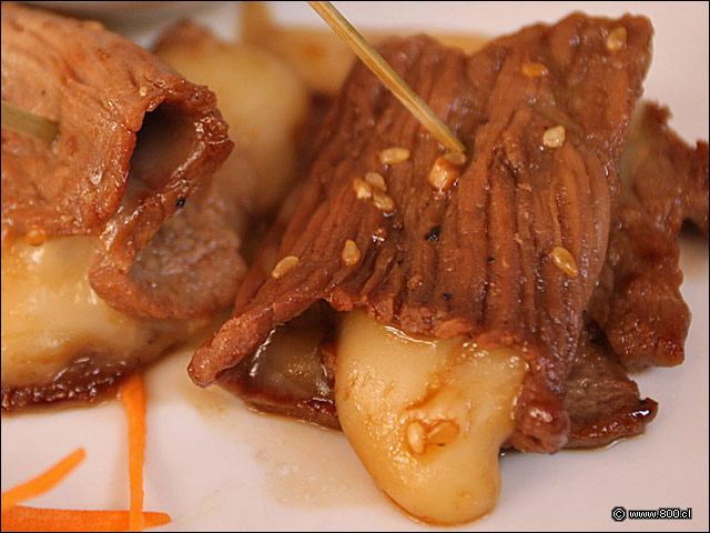 Primer plano de Carne a la plancha con quso fundido en Brocheta de Lomo
