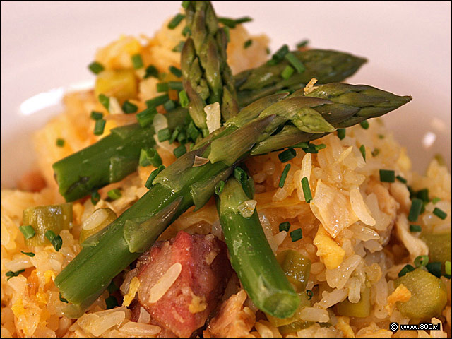 Detalle de cerdo y esprragos en Arroz Glutinoso