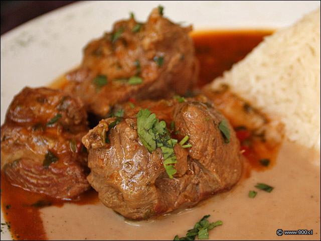 Detalle de Cabrito Norteo, cabrito asado lentamente acompaado de salsa de porotos negros y arroz blanco 2 - El Aj Seco del Inca - Ex El Chaln