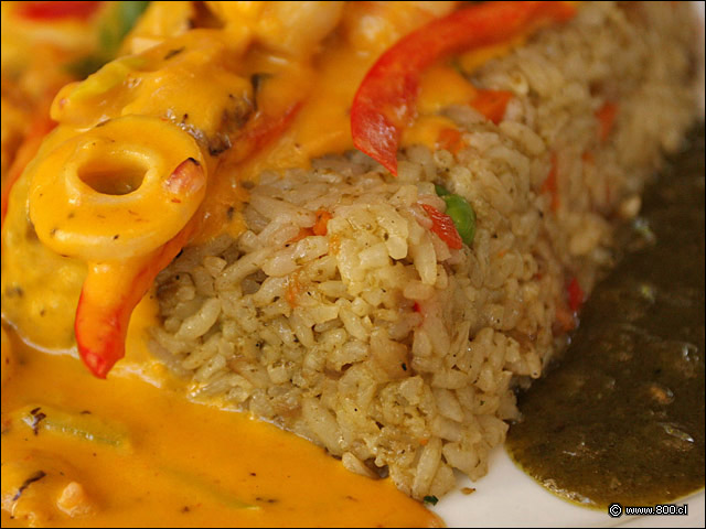 Detalle de Delicia El Chaln, arroz verde a la cerveza negra con salsa de mariscos al vino blanco y salsa de aj amarillo 1 - El Aj Seco del Inca - Ex El Chaln