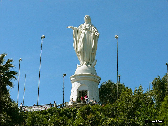 Estatua de la Virgen Mara en la cumbre del cerro San Cristbal - Santuario del Cerro San Cristbal