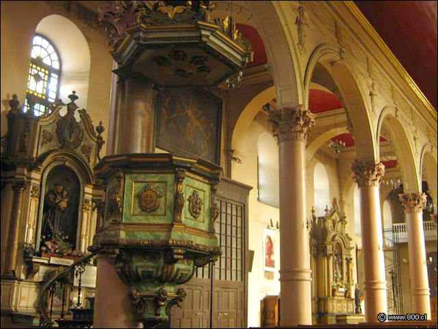 P�lpito  y altares de estilo barroco - Iglesia y Convento de la Recoleta Franciscana