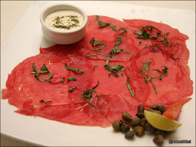 Carpaccio de Atn, lminas de atn crudo con alcaparras acompaados de crema cida