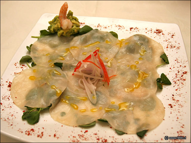 Carpaccio de Ostin, laminas de ostin sobre cama de rcula acompaados de palta 