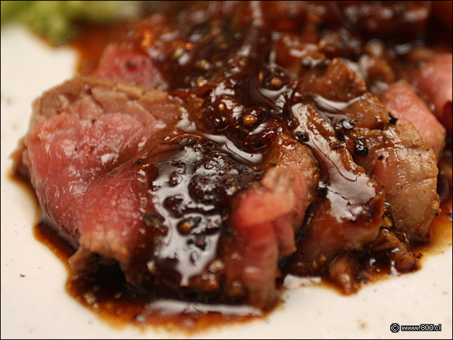 Detalle de Carpaccio Tailands, filete sellado y maridado con jengibre, pimienta y soya 2