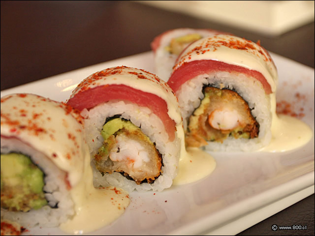 Detalle de Roll Acevichado, relleno con camar�n tempura y palta envuelto en at�n 1 - Zabo (Lastarria)