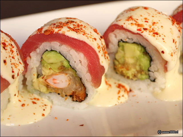 Detalle de Roll Acevichado, relleno con camar�n tempura y palta envuelto en at�n 2 - Zabo (Lastarria)