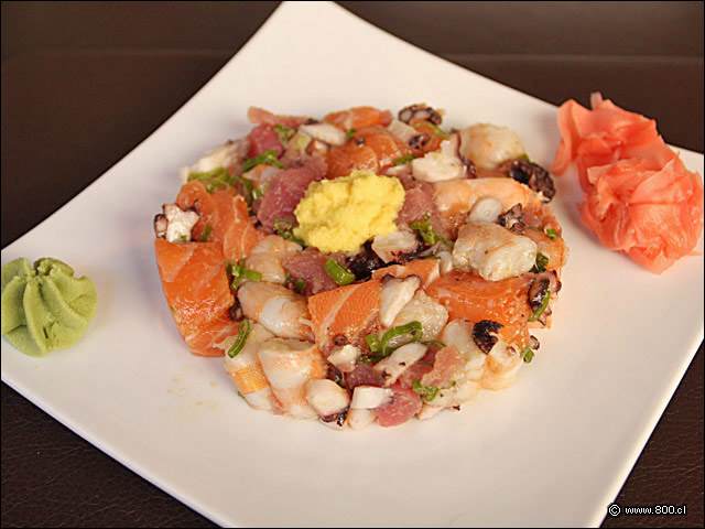 Sakana Tataki, cortes de pulpo, salm�n y at�n fresco marinados en aceite de s�samo y jengibre - Zabo (Lastarria)