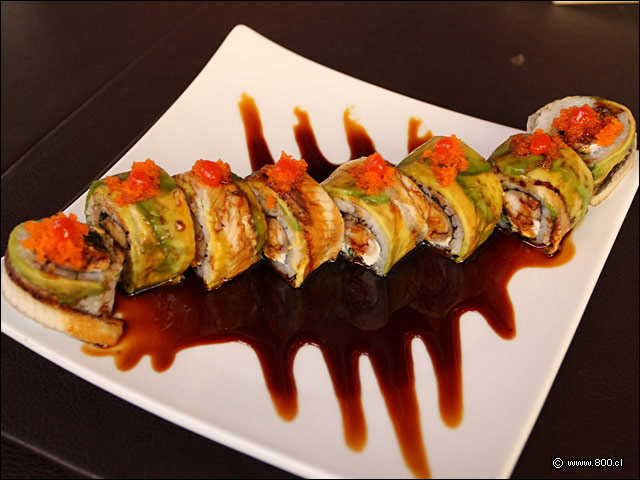Drag�n Roll vuelto con palta y anguila ba�ado con salsa unagi - Zabo (Lastarria)