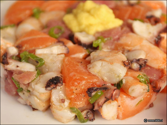 Detalle de Sakana Tataki, cortes de pulpo, salm�n y at�n fresco marinados en aceite de s�samo y jengibre 1 - Zabo (Lastarria)