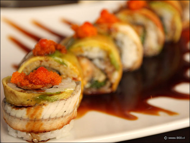 Detalle de Drag�n Roll vuelto con palta y anguila ba�ado con salsa unagi 1 - Zabo (Lastarria)