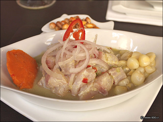 Ceviche de Corvina, dados de pescado marinados en lim�n ali�ados con cebolla morada, cancha y choclo anisado - Zabo (Lastarria)