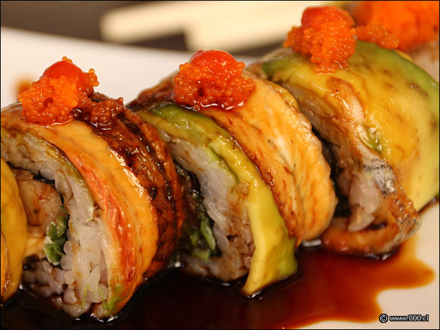 Detalle de Drag�n Roll vuelto con palta y anguila ba�ado con salsa unagi 2 - Zabo (Lastarria)