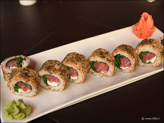 Gravlax Maguro Roll, relleno de at�n, queso crema y r�cula - Zabo (Lastarria)