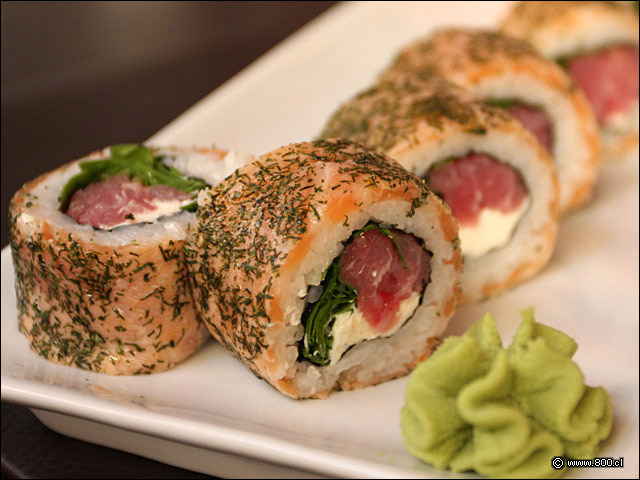 Detalle de Gravlax Maguro Roll, relleno de at�n, queso crema y r�cula 1 - Zabo (Lastarria)