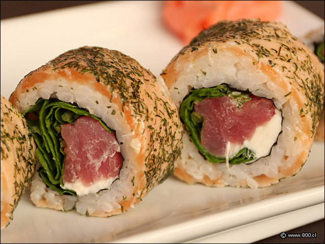 Detalle de Gravlax Maguro Roll, relleno de at�n, queso crema y r�cula 2 - Zabo (Lastarria)