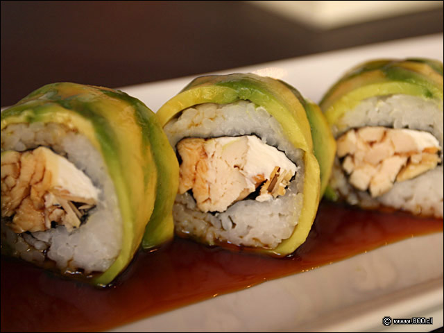 Detalle de Mirinda Roll, relleno de pollo y queso crema, ba�ado con salsa de mandarinas 1 - Zabo (Lastarria)