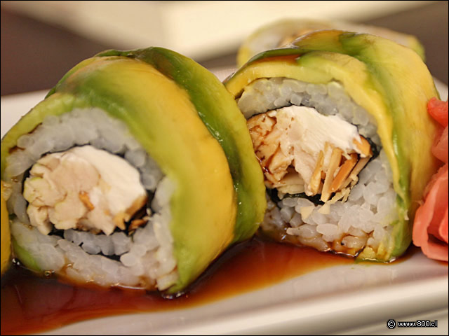 Detalle de Mirinda Roll, relleno de pollo y queso crema, ba�ado con salsa de mandarinas (2) - Zabo (Lastarria)