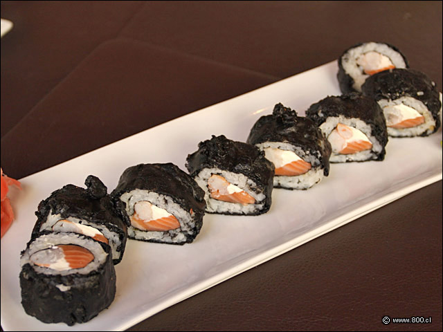Mulato Roll,  relleno de camar�n y queso crema con tinta de calamar en tempura - Zabo (Lastarria)