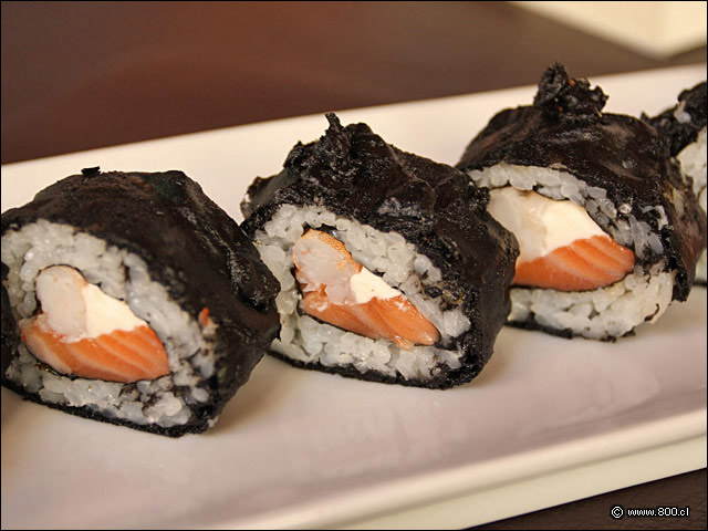 Detalle de Mulato Roll, relleno de camar�n y queso crema con tinta de calamar en tempura 1 - Zabo (Lastarria)