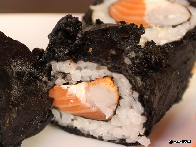 Detalle de Mulato Roll, relleno de camar�n y queso crema con tinta de calamar en tempura (2) - Zabo (Lastarria)