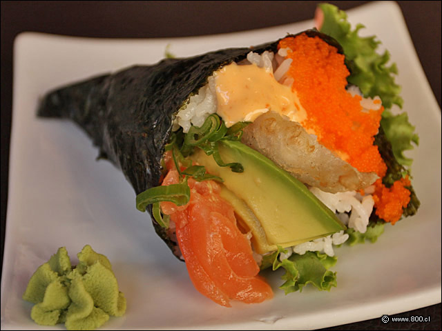 Temaki Zabo, relleno con salm�n, palta, camar�n tempura, masago y salsa spicy - Zabo (Lastarria)