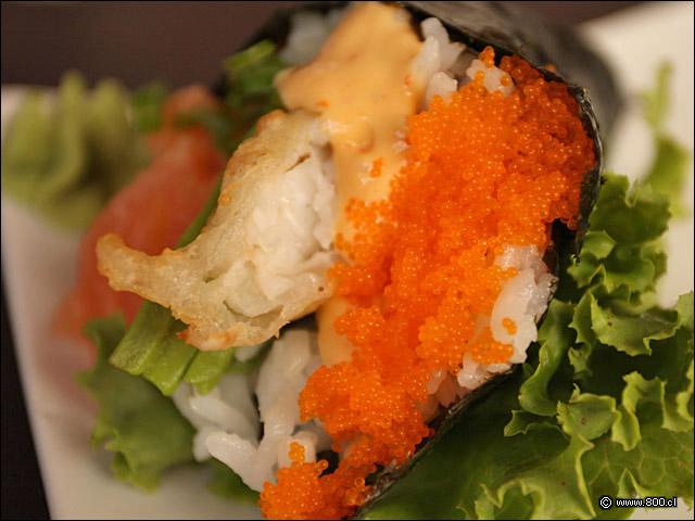 Detalle de Temaki Zabo, relleno con salm�n, palta, camar�n tempura, masago y salsa spicy - Zabo (Lastarria)