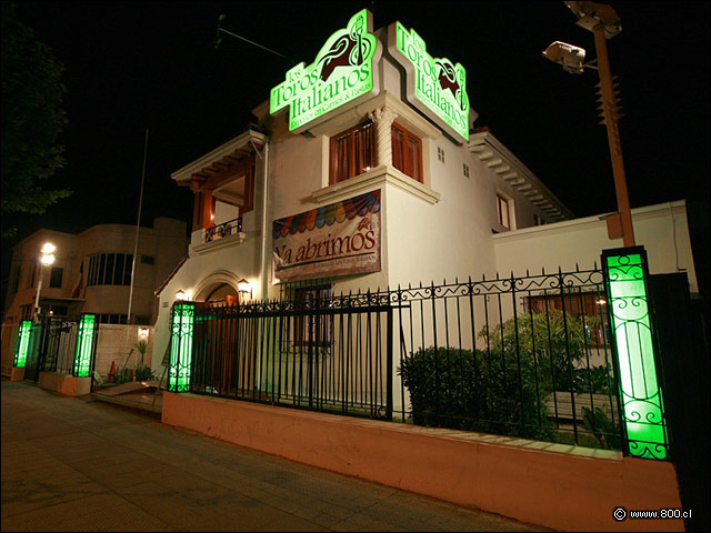 Fachada de Noche - Los Toros Italianos