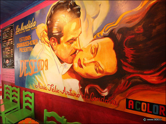 Mural DESEADA en el segundo piso - La Mordida