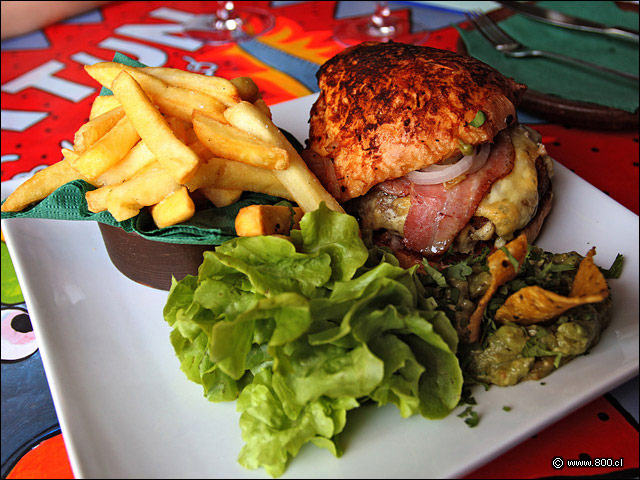 Mexican Burguer, timbal de jabal� con tocino, aros de cebolla y queso cheddar - La Mordida