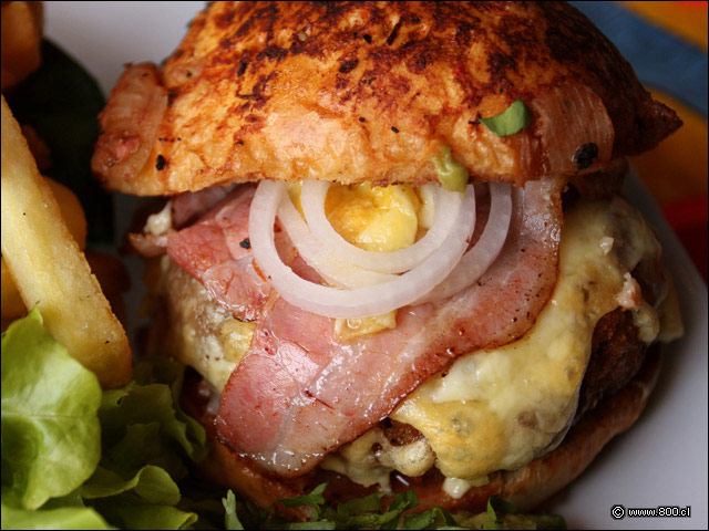 Timbal de jabal� con queso gratinado, cebolla y tocino - La Mordida