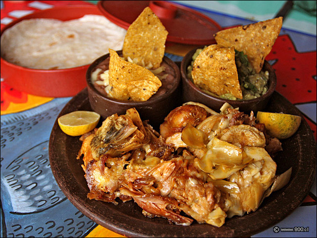 Tacos de Adobada, pollo confitado en manteca de cerdo con corazones de alcachofas  - La Mordida