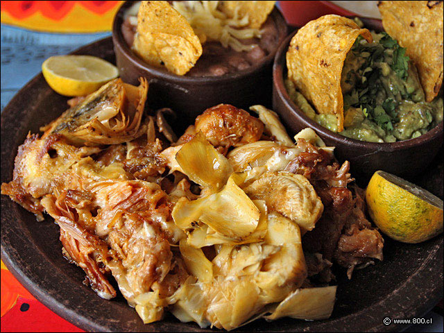 Pollo de grano confitado con aclachofas - La Mordida