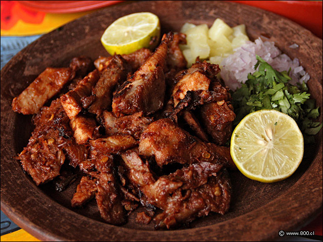 Tacos al Pastor, lomo de cerdo adobado en picante con cebolla morada y pi�a - La Mordida