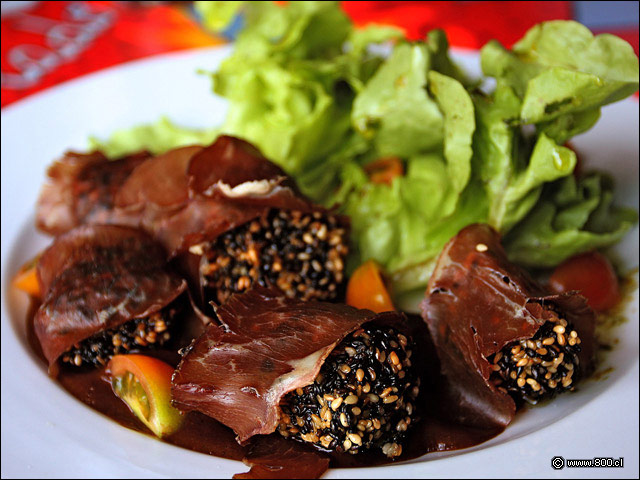 Yu Ye Niza, ostiones apanados en s�samo envueltos en jam�n de vacuno y ba�ados en mole - La Mordida