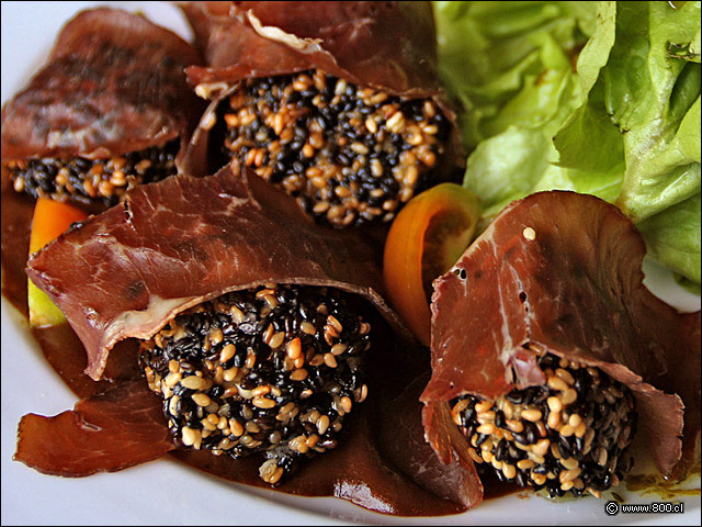 Ostiones sellados en s�samo envueltos con jam�n de vacuno y salsa de mole - La Mordida