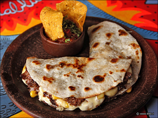 Chilpachole de Toro, rabo de buey cocinado en vino blanco y servido entre dos tortillas - La Mordida