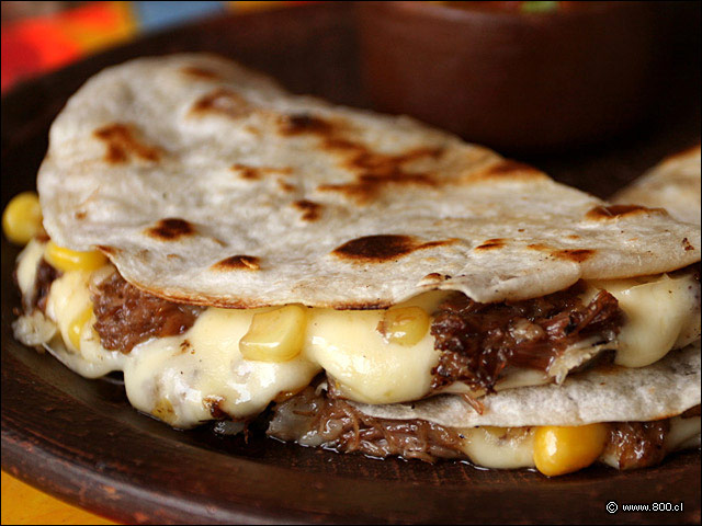 Rabo de buey en tortilla de ma�z con queso fundido y choclo - La Mordida