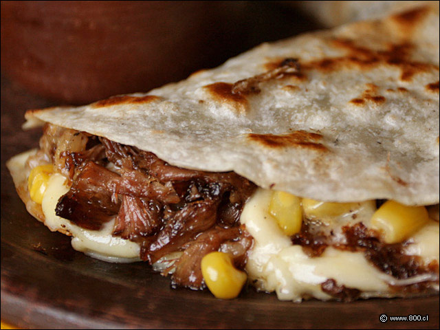 Detalle de Rabo de buey con queso fundido y choclo en tortilla de ma�z - La Mordida