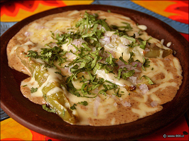 Chiles en Nogada, aj� verde relleno de carne de cerdo molida, gratinados y ba�ados en salsa nogada - La Mordida