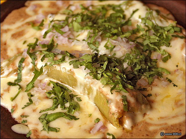 Aj� verde relleno de cerdo gratinado con queso y con salsa nogada - La Mordida