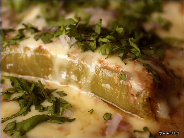 Aj� relleno ba�ado en salsa de nuez - La Mordida