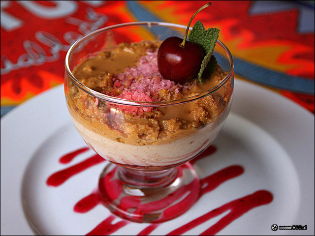 Explosi�n de Tamarindo, babaroise de tamarindo sobre galletas caseras con un toque explosivo - La Mordida