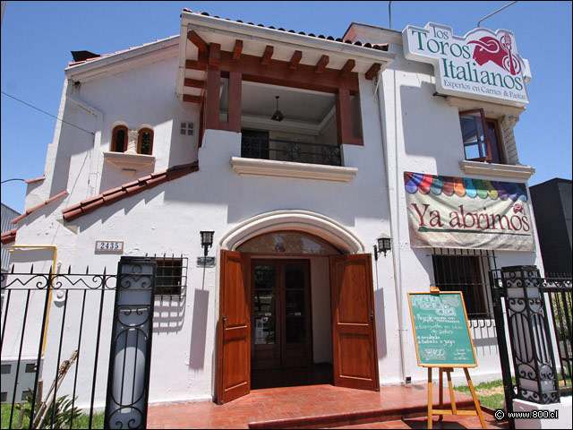 Fachada frontal de d�a - Los Toros Italianos