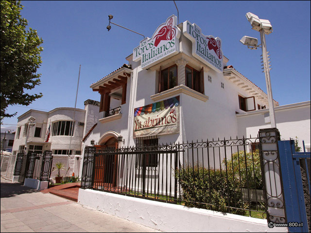Fachada lateral del restaurante Los Toros Italianos - Los Toros Italianos