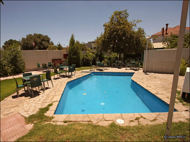 Detalle de la piscina y al fondo zona de BBQ - Los Toros Italianos
